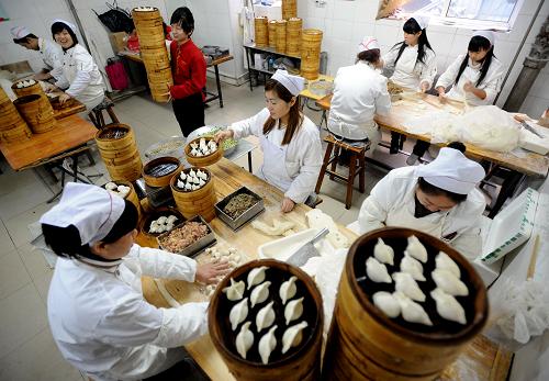 12月22日,在沈陽(yáng)老邊餃子館,工作人員在包餃子。新華社發(fā)(張文魁 攝)