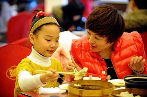 12月22日,顧客在沈陽(yáng)老邊餃子館吃餃子。新華社發(fā)(張文魁 攝)