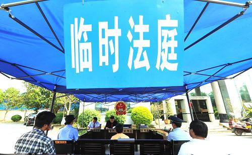 全國基層法院九成以上設(shè)立案信訪窗口 云南盈江縣人民法院臨時(shí)法庭按簡易程序開庭審理一起訴訟案件(2011年3月22日攝)。盈江“3·10”地震發(fā)生后,該法院審判庭等建筑物受損嚴(yán)重,法院工作人員遵循“執(zhí)法為民”的宗旨,為避免當(dāng)事人往返受累、耽誤審案時(shí)效,他們在頻頻余震中利用帳篷迅速搭建起法庭及法律咨詢處等臨時(shí)辦公點(diǎn),按預(yù)定排期,如期開庭18次,并接待信訪及法律咨詢?nèi)藛T200多人次、調(diào)解訴訟糾紛近40批次。 “基層工作是人民法院全部工作的根基。化解社會矛盾,重點(diǎn)在基層;推進(jìn)社會管理創(chuàng)新,難點(diǎn)在基層;確保公正廉潔執(zhí)法,關(guān)鍵在基層。”最高人民法院新聞發(fā)言人、辦公廳副主任孫軍工說。人民法院積極推進(jìn)司法便民機(jī)制創(chuàng)新。最高人民法院制定《關(guān)于進(jìn)一步加強(qiáng)司法便民工作的若干意見》,指導(dǎo)各地創(chuàng)新司法便民舉措,讓群眾切實(shí)感受到司法的公開、訴訟的便捷。孫軍工介紹,為進(jìn)一步方便群眾訴訟,許多基層法院設(shè)立車載巡回法庭、旅游糾紛巡回法庭、道路交通事故巡回法庭等,增加巡回審判點(diǎn),擴(kuò)大司法服務(wù)范圍。 新華社記者 陳海寧 攝
