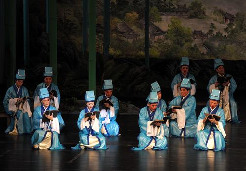 12月24日,朝鮮血海歌劇團(tuán)演員在表演歌劇《梁山伯與祝英臺(tái)》。新華社記者 聶建江 攝