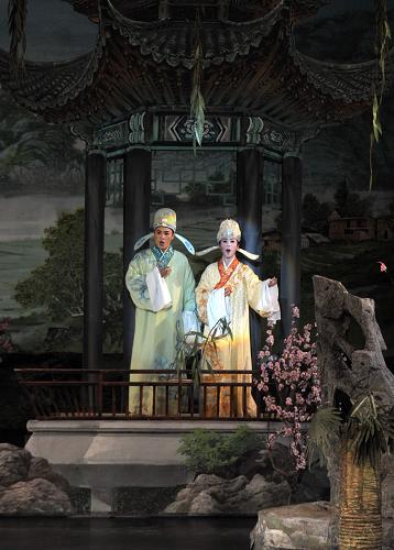 12月24日,朝鮮血海歌劇團(tuán)演員在表演歌劇《梁山伯與祝英臺(tái)》。新華社記者 聶建江 攝