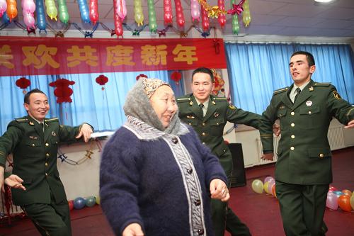 12月27日,63歲的哈薩克族“困難母親”凱麥爾與烏魯木齊指揮學(xué)校學(xué)員們一起跳舞。當(dāng)日,武警邊防部隊(duì)烏魯木齊指揮學(xué)校的官兵們將烏魯木齊市團(tuán)結(jié)東路社區(qū)的5位低保家庭的“困難母親”請(qǐng)進(jìn)警營(yíng),為她們表演精彩的文藝節(jié)目,送上新年大禮包,共迎新年。新華社發(fā)(韓廣寧 攝)