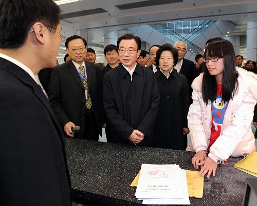 12月26日至28日,中共中央政治局常委、中央紀(jì)委書(shū)記賀國(guó)強(qiáng)先后到福建廈門(mén)、福州和平潭綜合實(shí)驗(yàn)區(qū)等地調(diào)研。這是12月28日,賀國(guó)強(qiáng)在福州市行政服務(wù)中心向工作人員了解行政服務(wù)情況。新華社記者 李濤 攝
