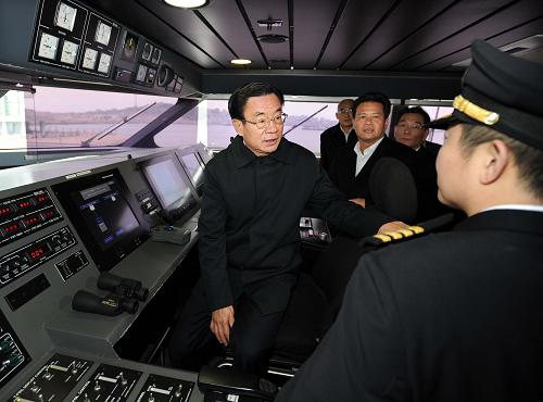 這是12月27日,賀國(guó)強(qiáng)在平潭海峽高速客運(yùn)碼頭“海峽號(hào)”高速客輪駕駛艙內(nèi)向工作人員了解航線運(yùn)行、客貨流量等情況。新華社記者 李濤 攝