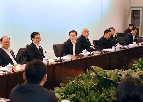 這是12月27日,賀國(guó)強(qiáng)在平潭綜合實(shí)驗(yàn)區(qū)管委會(huì)現(xiàn)場(chǎng)指揮部聽(tīng)取實(shí)驗(yàn)區(qū)規(guī)劃建設(shè)情況介紹,并與中央有關(guān)部門(mén)、福建省、管委會(huì)有關(guān)負(fù)責(zé)同志就加快實(shí)驗(yàn)區(qū)開(kāi)發(fā)開(kāi)放進(jìn)行座談。新華社記者 李濤 攝