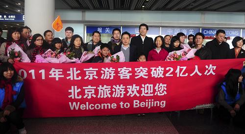 12月28日,印尼旅客尤利尤斯·韓所在的旅游團團員在北京首都國際機場合影。新華社發(fā)(馬儒壯 攝)