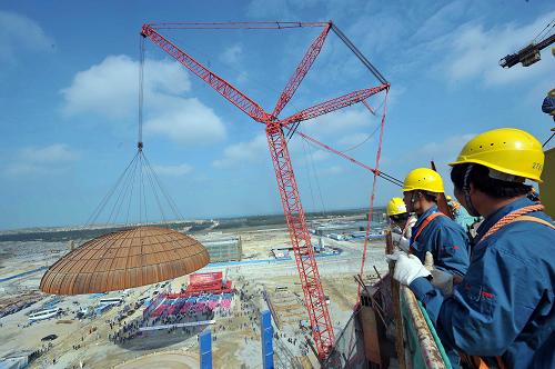 12月28日,起重機正在吊起核島穹頂。當(dāng)日,海南省昌江核電工程1號機組核島穹頂?shù)跹b成功。這標(biāo)志著1號機組核島土建施工階段全部結(jié)束,轉(zhuǎn)入全面安裝階段。據(jù)了解,海南昌江核電首期工程兩臺60萬千瓦核電機組建成后,每年可減少燃用標(biāo)煤260萬噸,減少二氧化碳排放780萬噸,二氧化硫1600噸,環(huán)保效益顯著。新華社記者 郭程 攝