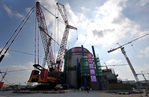 12月28日,核島穹頂?shù)跹b完成。新華社記者 郭程 攝