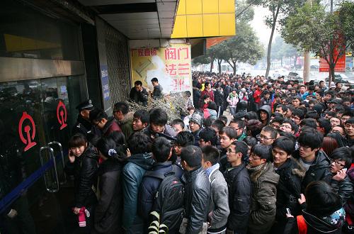 12月28日,大量學生排隊在南京建寧路火車票代售點等待購票。當日,江蘇省南京市鐵路部門開始發(fā)售2012年春運學生票。據(jù)悉,該市大中專院校學生可通過電話訂票、互聯(lián)網(wǎng)購票或到指定窗口購票等多種手段,購買春運期間的學生票。新華社發(fā)(王新 攝)