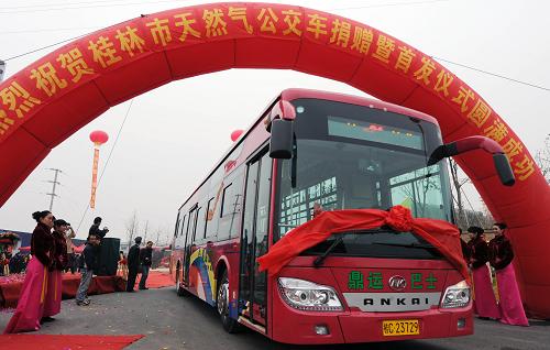 12月28日,廣西桂林天然氣公交車首發(fā)儀式現(xiàn)場,20輛新型LNG液化天然氣公交車正式投入使用。當日,桂林20輛新型LNG液化天然氣公交車正式投入公交運營。據(jù)了解,這批天然氣公交車不僅是桂林也是廣西首批“喝氣”的公交車。新華社發(fā)(唐艷蘭 攝)