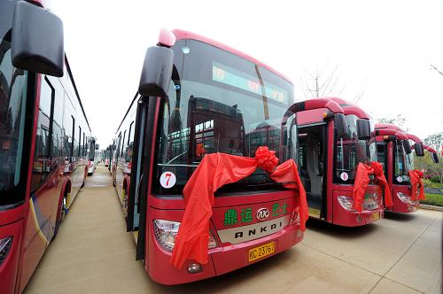 12月28日,廣西桂林20輛新型LNG液化天然氣公交車整裝待發(fā)。新華社發(fā)(唐艷蘭 攝)