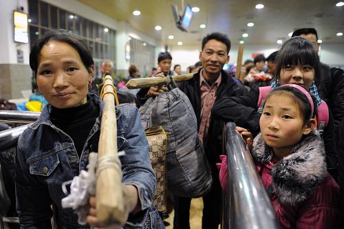 12月28日,乘坐L199次臨時(shí)旅客列車返回貴州老家的韓女士(左)正在候車。當(dāng)日,為了應(yīng)對(duì)提前到來的前往貴州、四川方向的2012年春運(yùn)返鄉(xiāng)客流,方便旅客順利出行,鐵路杭州站正式開行杭州至貴陽、重慶北兩趟臨時(shí)旅客列車。據(jù)了解,2012年杭州直屬站計(jì)劃在春運(yùn)期間增開臨客65對(duì)。新華社記者 鞠煥宗 攝