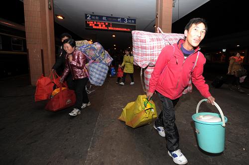 12月28日,幾位乘坐L199次臨時(shí)旅客列車的旅客正準(zhǔn)備乘車返回貴州老家。新華社記者 鞠煥宗 攝