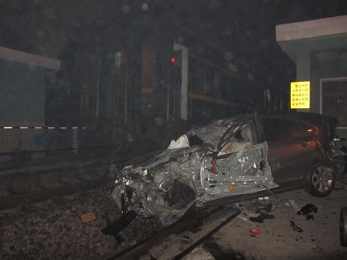 12月29日在安徽馬鞍山市火車轎車相撞現(xiàn)場(chǎng)拍攝的被撞毀的轎車。新華社發(fā)(張文正 攝)