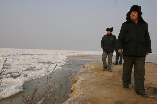 12月29日,防汛人員在黃河內(nèi)蒙古烏海段巡堤查險。新華社記者 李云平 攝