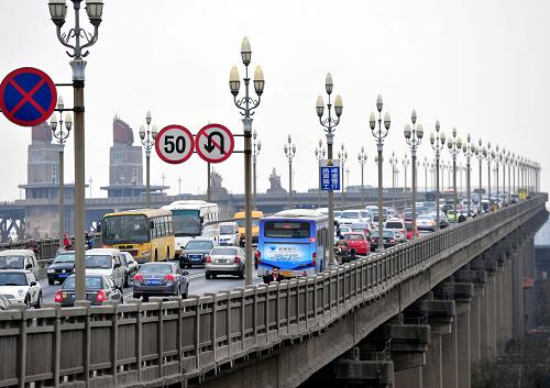 12月29日,車輛在南京長江大橋公路橋上行駛。當(dāng)日,南京長江大橋迎來全面建成通車43周年紀(jì)念日。1968年12月29日,南京長江大橋全面建成通車,成為我國第一座自行設(shè)計和施工的雙層式鐵路、公路兩用橋梁。目前,南京長江大橋鐵路橋列車運行速度已提升至140公里/小時,日均過往客貨列車達200多對;公路橋日均通車流量約達8萬輛,遠超當(dāng)年1萬輛的設(shè)計能力。今年10月下旬,有關(guān)部門對南京長江大橋?qū)嵤┝俗蚤_通以來的首次全封閉檢測。新華社發(fā)(王啟明 攝)