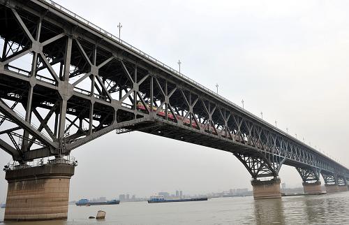 12月29日,一列火車通過南京長江大橋鐵路橋。新華社發(fā)(王啟明 攝)