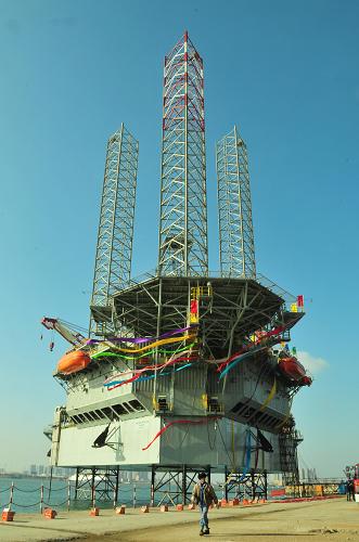 12月29日拍攝的“MASTER DRILLER號(hào)”自升式鉆井平臺(tái)。12月29日,中集來(lái)福士“MASTER DRILLER號(hào)”自升式鉆井平臺(tái)正式交付華彬國(guó)際投資(集團(tuán))有限公司,未來(lái)將服務(wù)于墨西哥灣海域。與此同時(shí),中集來(lái)福士在建的自升式鉆井平臺(tái)還有4座,這意味著中國(guó)已經(jīng)具備自升式鉆井平臺(tái)批量交付能力。新華社記者 鄧衛(wèi)華 攝