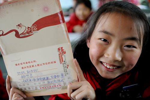 12月29日,跟隨務(wù)工父母就讀于福建省長(zhǎng)樂市文武砂小學(xué)的4年級(jí)學(xué)生劉冰冰展示寫給四川老家奶奶的賀卡。元旦春節(jié)將至,福建省長(zhǎng)樂市文武砂邊防派出所官兵在轄區(qū)開展關(guān)愛外來工送溫暖活動(dòng),他們將專門印制好的新年賀卡送到轄區(qū)學(xué)校的外來工子女手中,讓這些“小候鳥”給遠(yuǎn)方的親人送上祝福。新華社記者 張國(guó)俊 攝
