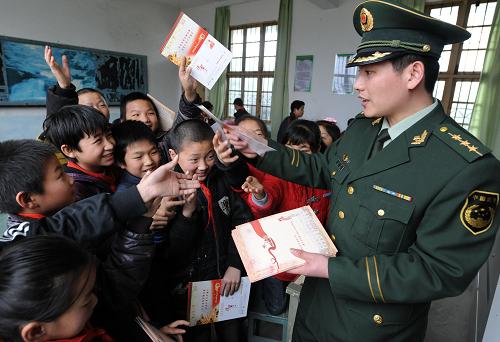 12月29日,福建省長(zhǎng)樂市文武砂邊防派出所警員在轄區(qū)小學(xué)給外來工子女發(fā)送賀卡。新華社記者 張國(guó)俊 攝