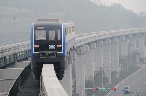 12月29日,一列三號線列車在軌道上行駛。當(dāng)日,記者從重慶市城鄉(xiāng)建設(shè)委員會獲悉,重慶軌道交通三號線將于12月30日全線開通試運營,標(biāo)志著該市軌道交通正式步入網(wǎng)絡(luò)化發(fā)展新階段。屆時,重慶市軌道交通通車?yán)锍虒⑦_(dá)75公里,日均客運量將超過70萬人次。城市交通擁堵將得到有效緩解。重慶軌道交通三號線是貫穿主城區(qū)南北方向的主干線,全長39.1公里,于2007年開工建設(shè),總投資約138億元。其中,兩路口至長福路段已于今年9月底開通試運營,12月30日開通試運營的是二塘至兩路口段和長福路至江北機場段,至此軌道交通三號線全線開通試運營。新華社記者 李健 攝