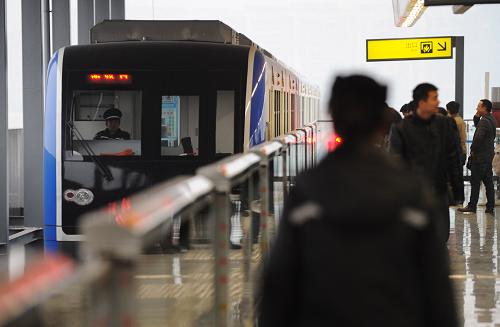 12月29日,一列三號線列車駛?cè)腴L福路站。新華社記者 李健 攝