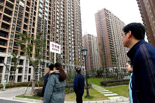 12月29日,一些看房者在實地查看公租房。新華社記者 陳飛 攝