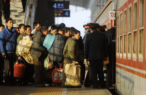 12月29日,旅客在寧夏銀川火車(chē)站排隊(duì)上車(chē)。新華社記者 彭昭之 攝
