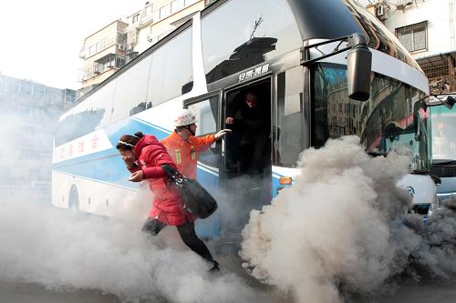 12月30日,乘客、司乘人員在消防官兵的引導(dǎo)下從“汽車火災(zāi)”中逃生。當(dāng)日,安徽省淮北市公安消防支隊(duì)與淮北市長(zhǎng)途汽車站客運(yùn)中心聯(lián)合舉行春運(yùn)消防安全演練。演練以“汽車火災(zāi)逃生自救”為主題,旨在增強(qiáng)客運(yùn)車輛司乘人員與廣大乘客撲滅汽車火災(zāi)及緊急疏散逃生的能力。新華社發(fā)(萬善朝 攝)