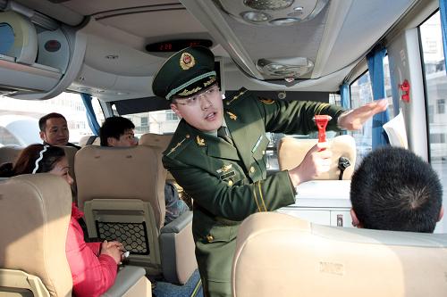 12月30日,安徽淮北的消防人員向乘客介紹汽車安全錘的使用方法。新華社發(fā)(萬善朝 攝)