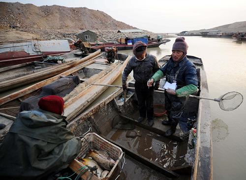 因水位下降,鄱陽湖都昌印山水域漁民只有少量魚可打,賣魚的錢有時(shí)難以抵上消耗的柴油費(fèi)(1月6日攝)。新華社記者 周科 攝