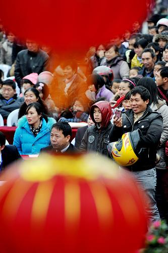 1月7日,村民在觀看文藝演出。新華社記者歐東衢攝