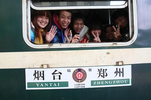 1月14日,滿(mǎn)載著富士康科技工業(yè)園員工的L338次列車(chē)從山東煙臺(tái)火車(chē)站啟程開(kāi)往河南鄭州。當(dāng)日,煙臺(tái)至鄭州直達(dá)農(nóng)民工專(zhuān)列L338次列車(chē)從煙臺(tái)開(kāi)出,2291名煙臺(tái)富士康科技工業(yè)園河南籍外來(lái)務(wù)工人員順利踏上返鄉(xiāng)路。春運(yùn)前夕,煙臺(tái)車(chē)務(wù)段在客流調(diào)查時(shí)得知,煙臺(tái)富士康園區(qū)外來(lái)務(wù)工人員春節(jié)返鄉(xiāng)人數(shù)眾多,預(yù)計(jì)有2000多名河南籍員工集中到達(dá)鄭州方向。為方便這些外來(lái)務(wù)工人員返鄉(xiāng),煙臺(tái)車(chē)務(wù)段向濟(jì)南鐵路局申請(qǐng)?jiān)?月14日加開(kāi)煙臺(tái)至鄭州的直達(dá)農(nóng)民工專(zhuān)列。濟(jì)南鐵路局各部門(mén)積極配合并經(jīng)鐵道部批準(zhǔn),專(zhuān)列得以順利開(kāi)行。新華社發(fā)(申吉忠 攝)
