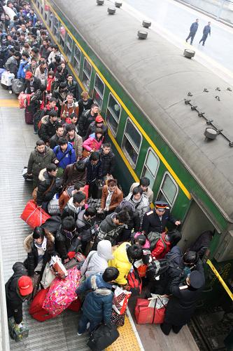 1月14日,在山東煙臺(tái)火車(chē)站,富士康科技工業(yè)園河南籍員工有序進(jìn)站上車(chē)。新華社發(fā)(申吉忠 攝)