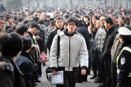 1月15日,南開(kāi)大學(xué)考點(diǎn)的考生們陸續(xù)走進(jìn)考場(chǎng)。當(dāng)日,南開(kāi)大學(xué)2012年保送生、自主招生考試開(kāi)考。此次考試是南開(kāi)大學(xué)獨(dú)立實(shí)施“南開(kāi)標(biāo)準(zhǔn)”,自主選拔多元人才的第一場(chǎng)考試。本次考試在天津、吉林、河南、浙江、湖北、重慶、甘肅、廣東8個(gè)考點(diǎn)同時(shí)開(kāi)展,共有3600多人參加考試,其中天津考點(diǎn)有2200多人。南開(kāi)大學(xué)將根據(jù)筆試成績(jī),擇優(yōu)篩選學(xué)生,再通過(guò)面試考查學(xué)生綜合素質(zhì)。新華社發(fā)(游思行 攝)