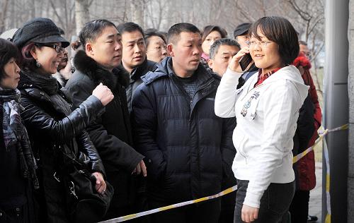 1月15日,南開(kāi)大學(xué)考點(diǎn)的一名考生忘記攜帶考試用品,借用其他家長(zhǎng)的手機(jī)打電話給自己的母親。新華社發(fā)(游思行 攝)