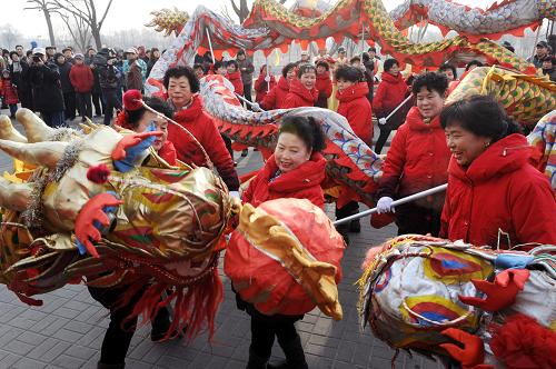 1月15日,一支女子舞龍隊(duì)在楊柳青民俗文化旅游節(jié)開幕式現(xiàn)場(chǎng)表演。新華社發(fā)(王鯤 攝)