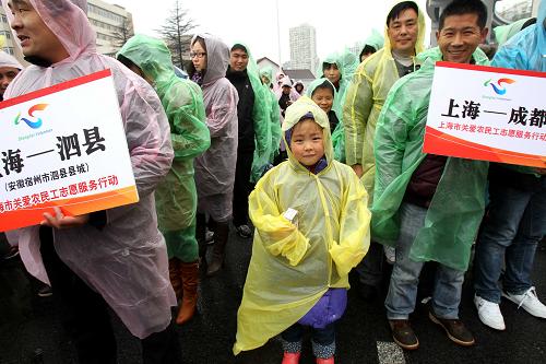 1月15日,5歲的李思雨和家人一起準(zhǔn)備登車,返回四川瀘州的老家。新華社記者 劉穎 攝