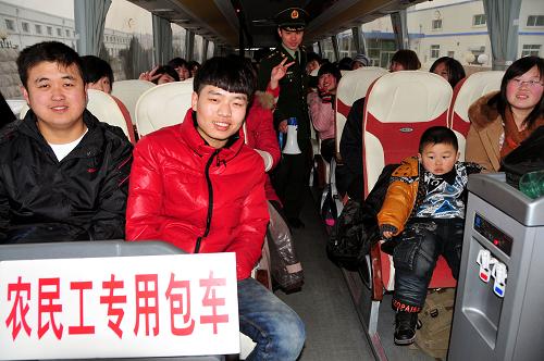 1月15日,“隨車警”劉哲在車內(nèi)核對(duì)乘車人數(shù),防止超載。新華社發(fā)(劉國(guó)賢 攝)