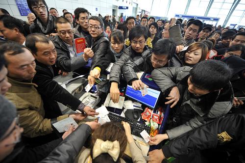 1月15日,大批旅客在銀川河?xùn)|機(jī)場搶辦登機(jī)手續(xù)。當(dāng)日,受大霧天氣影響,寧夏銀川河?xùn)|機(jī)場多趟旅客航班延誤導(dǎo)致大批旅客滯留,旅客滯留高峰達(dá)到1500人次左右。目前,由于天氣逐漸好轉(zhuǎn),延誤的班機(jī)恢復(fù)通航,滯留的旅客陸續(xù)登機(jī)。新華社記者 彭昭之 攝