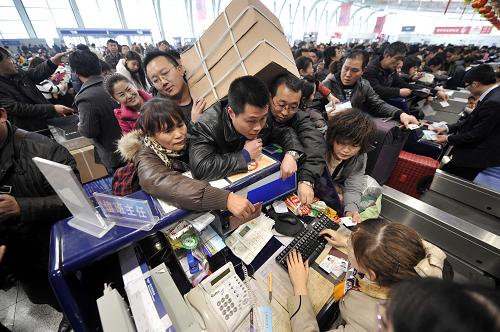1月15日,大批旅客在銀川河?xùn)|機(jī)場搶辦登機(jī)手續(xù)。新華社記者 彭昭之 攝