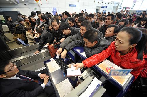 1月15日,大批旅客在銀川河?xùn)|機(jī)場搶辦登機(jī)手續(xù)。新華社記者 彭昭之 攝