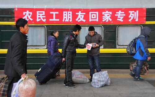 1月15日,農(nóng)民工在遼寧大連火車站準(zhǔn)備乘坐大連至佳木斯的L833次農(nóng)民工專列。新華社發(fā)(呂文正 攝)