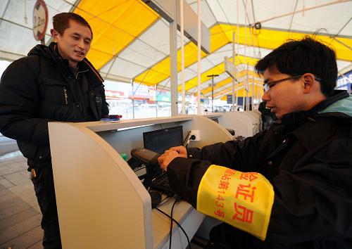 1月25日,一名旅客在南昌火車站驗(yàn)票口檢票進(jìn)站。當(dāng)日起,江西境內(nèi)南昌、九江、萍鄉(xiāng)、贛州、上饒、鷹潭、吉安、宜春、景德鎮(zhèn)等9個(gè)火車站將全部實(shí)行實(shí)名制驗(yàn)票進(jìn)站,進(jìn)站乘客必須同時(shí)持車票和與票面所載身份信息相符的本人有效身份證件原件,進(jìn)站時(shí)由鐵路部門客運(yùn)人員、公安人員進(jìn)行查驗(yàn),“人、票、證”信息一致,方可進(jìn)站。新華社記者 周科 攝