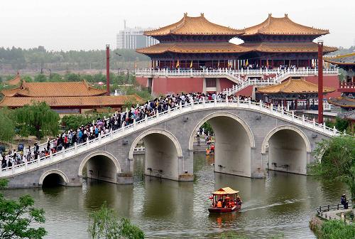 游客們進入開封清明上河園景區(qū)參觀游覽(2011年5月2日攝)。據(jù)河南省旅游局的統(tǒng)計,2011年河南省共接待海內(nèi)外游客3.07億人次,旅游總收入達(dá)2802.06億元,分別比上一年增長19.04%和22.1%,再創(chuàng)歷史新高。2011年,河南省堅持大招商、大投資、大開發(fā),旅游投資達(dá)到248億元,全省5A級景區(qū)達(dá)到10家,位居全國前列,河南旅游在國內(nèi)外的影響力得到了進一步提升。新華社記者 王頌 攝