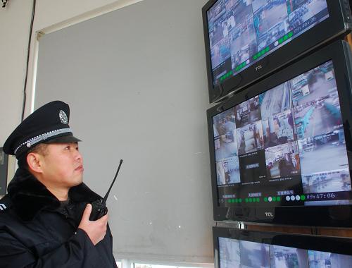 1月27日,浙江省臺(tái)州市上盤邊防派出所的湖南籍協(xié)警老向在臨海東部工業(yè)園某廠區(qū)監(jiān)控中心值班。今年春節(jié)他留守在工業(yè)園值班,沒(méi)有回家過(guò)年。新華社發(fā)(周煒 攝)
