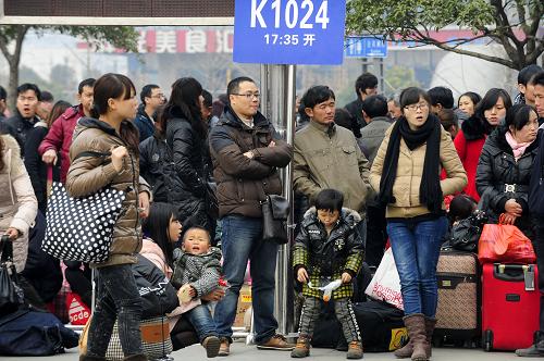 1月28日,旅客在武昌火車站站前廣場上候車。新華社記者 郝同前 攝