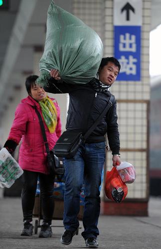 1月28日,長沙火車站站臺(tái)上,兩名旅客拿著行李準(zhǔn)備上車。新華社記者 李尕 攝