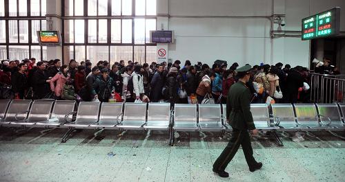 1月28日,長沙火車站候車室內(nèi),旅客在排隊(duì)進(jìn)站。新華社記者 李尕 攝
