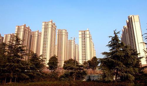 這是即將竣工的上海保障性住房三林基地7號地塊——依水園小區(qū)(1月25日攝)。今年全國保障房將基本建成500萬套以上,隨著建設(shè)不斷提速,保障房供應(yīng)高峰將至。能否公平分配,成為保障房這一“民心工程”的生命線。上海探索建立起涵蓋10多個部門、單位的信息化比對專線,對保障房申請者的經(jīng)濟(jì)狀況進(jìn)行全方位審核,累計對68000多戶保障房申請家庭進(jìn)行經(jīng)濟(jì)狀況核對,檢出不符合條件者9700余戶。新華社記者 凡軍 攝